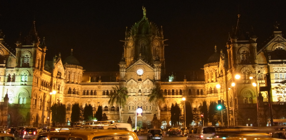 夜、美しくライトアップされた、ベネツィア・ゴシック建築様式のチャトラパティ・シヴァージー・ターミナス駅。